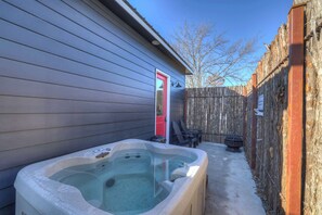 Terrace/patio - Poplar Place 1 - Hot tub & A few blocks from Main (Fredericksburg)