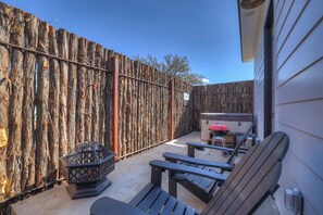 Terrace/patio - Poplar Place 4 - Hot tub and Fire Pit (Fredericksburg)