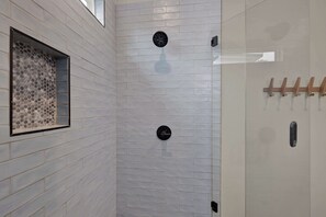 Shower, hair dryer, towels, shampoo - Poplar Place 3 - Hot Tub & Close to Downtown (Fredericksburg)