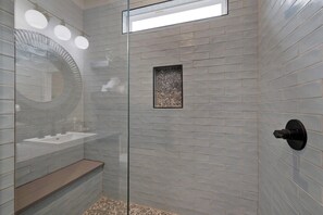 Shower, hair dryer, towels, shampoo - Poplar Place 3 - Hot Tub & Close to Downtown (Fredericksburg)