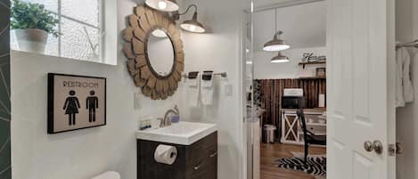 Douche, sèche-cheveux, serviettes fournies, shampoing