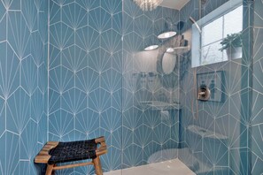 Een douche, een haardroger, handdoeken, shampoo