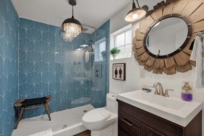 Shower, hair dryer, towels, shampoo - Poplar Place Soho - Cozy Cottage with Hot tub (Fredericksburg)