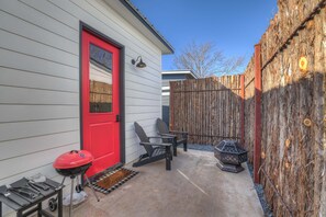 Terrace/patio - Poplar Place 2 - Hot Tub and Fire Pit (Fredericksburg)