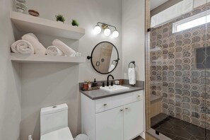 Een douche, een haardroger, handdoeken, shampoo