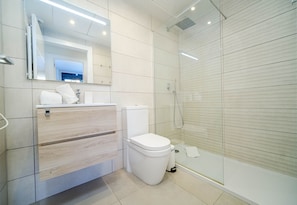 Shower, hair dryer, towels - Arenal Dream Glow Apartment Jávea (Javea / Xàbia)