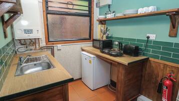 Cottage | Private kitchen | Cookware/dishes/utensils