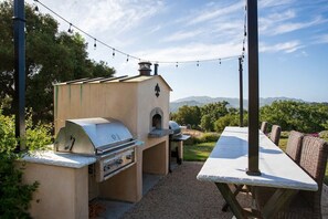 Outdoor dining - Papillion Rouge Stone Cottage (Goleta)