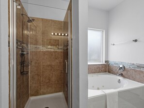 Hair dryer, towels - Spacious Mansfield Masterpiece - 4 Bedrooms (Mansfield)