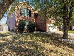 Exterior - Spacious Mansfield Masterpiece - 4 Bedrooms (Mansfield)