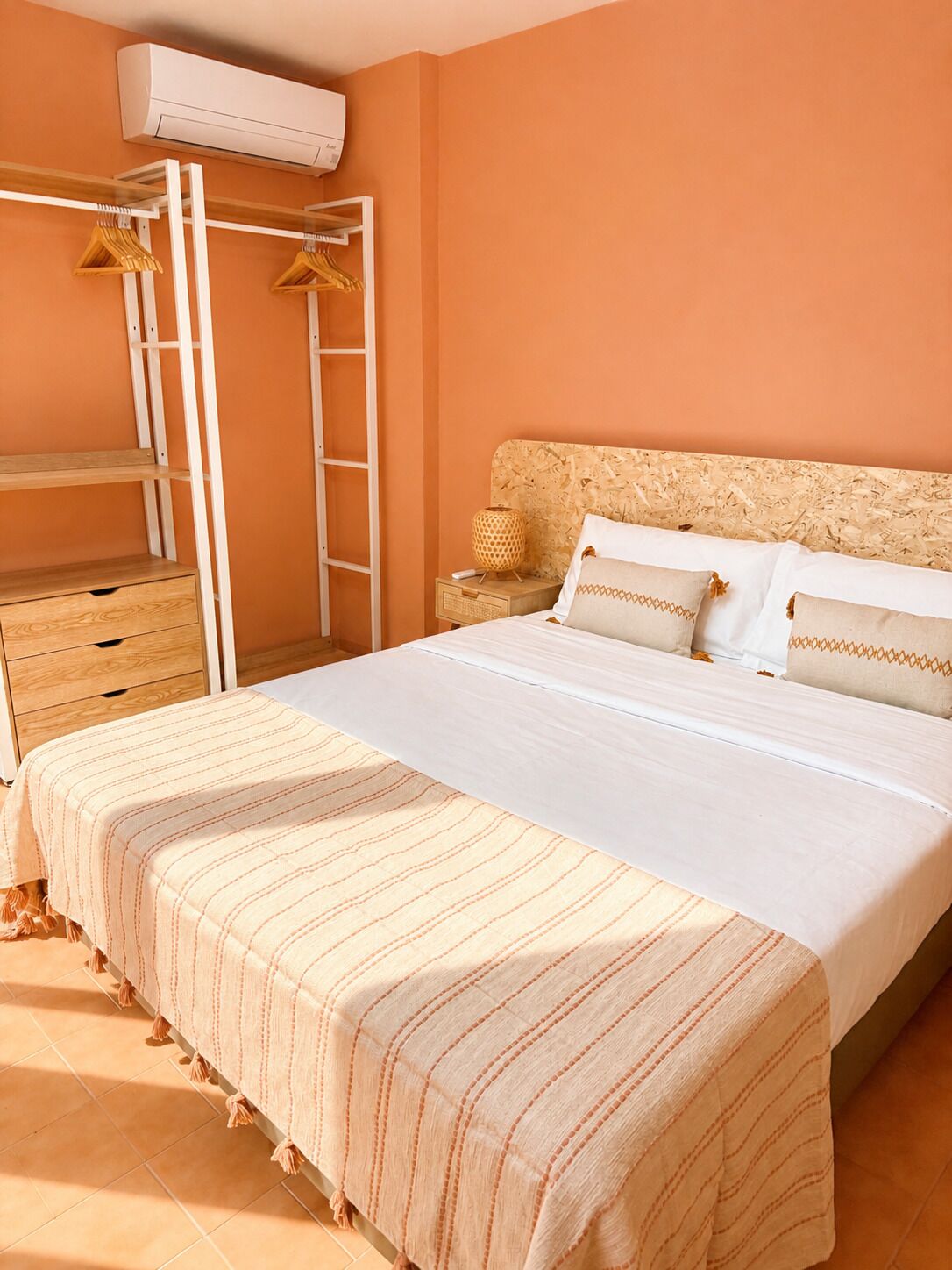 Caja fuerte, cortinas opacas, tabla de planchar con plancha
