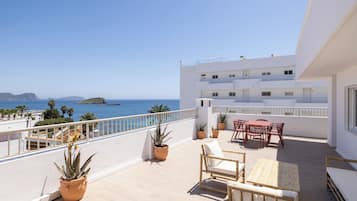 Apartamento superior, 2 habitaciones, vistas al mar, en una planta alta | Terraza o patio