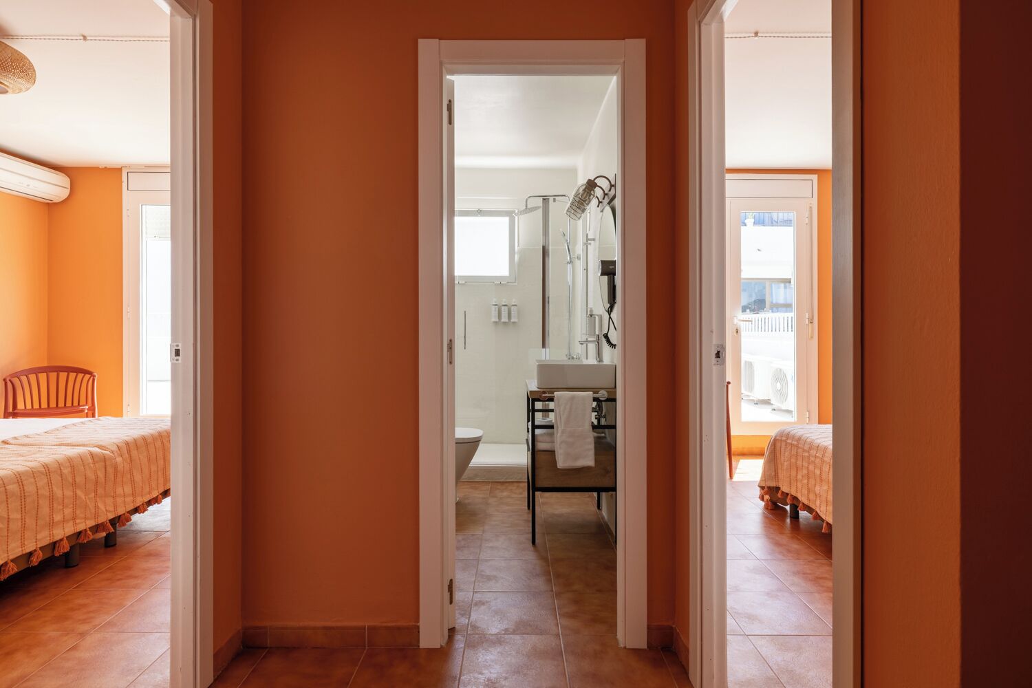 Appartement Supérieur, 2 chambres, vue partielle sur la mer, dans la tour | Coffres-forts dans les chambres, rideaux occultants