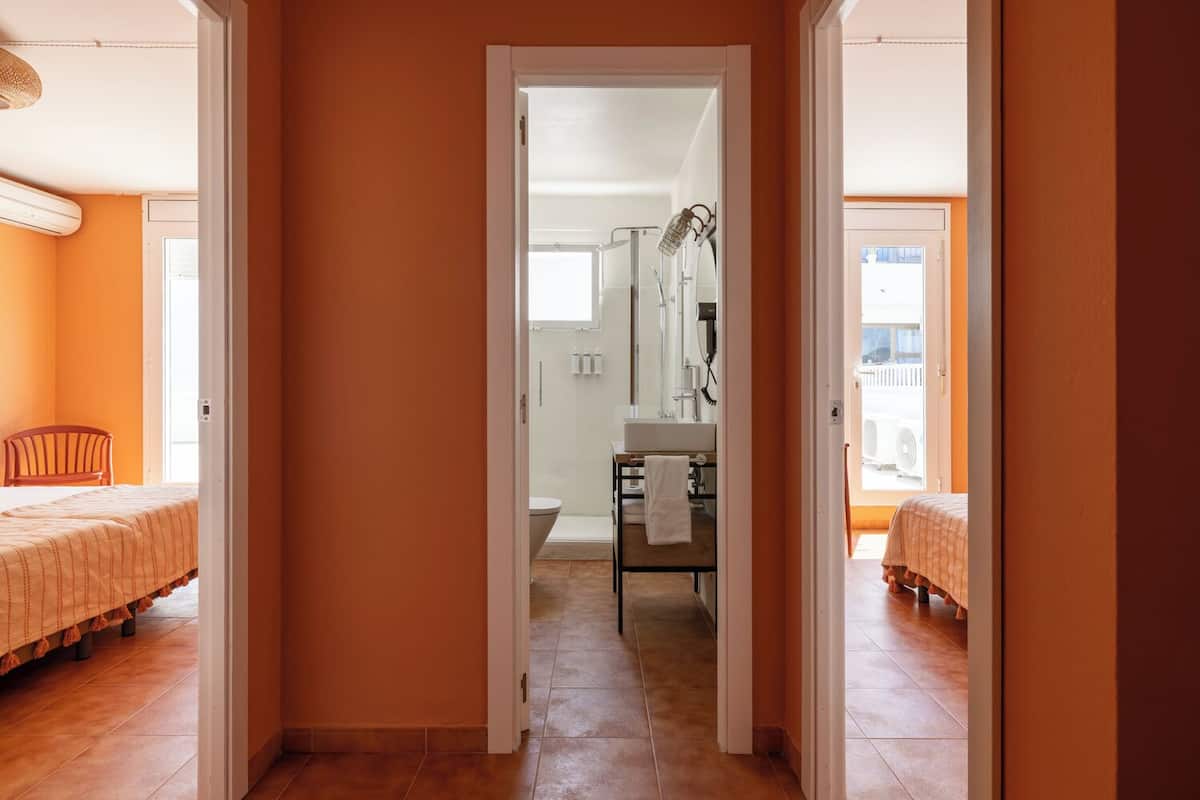 Appartement Supérieur, 2 chambres, vue partielle sur la mer, dans la tour | Coffres-forts dans les chambres, rideaux occultants