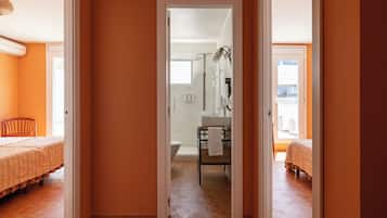 Apartamento superior, 2 habitaciones, vistas parciales al mar, en una planta alta | Caja fuerte, cortinas opacas, tabla de planchar con plancha
