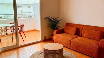 Superior Apartment, 2 Bedrooms, Sea View, Tower | Living area