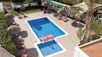 Una piscina al aire libre de temporada