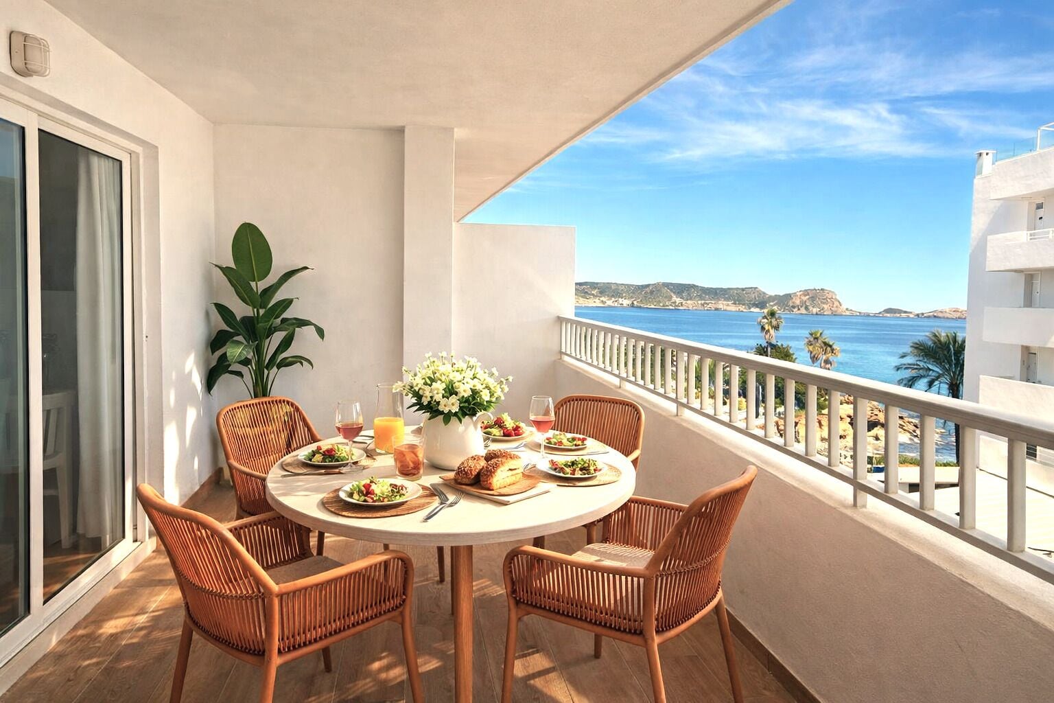 Apartamento superior, 2 quartos, vista parcial para o mar, na torre | Terraço/pátio