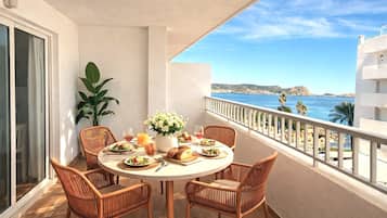 Apartamento superior, 2 quartos, vista parcial para o mar, na torre | Terraço/pátio