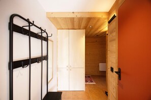 Interior - Apartment 'Plainpalais' with Mountain View, Balcony and Wi-Fi (Les Déserts)