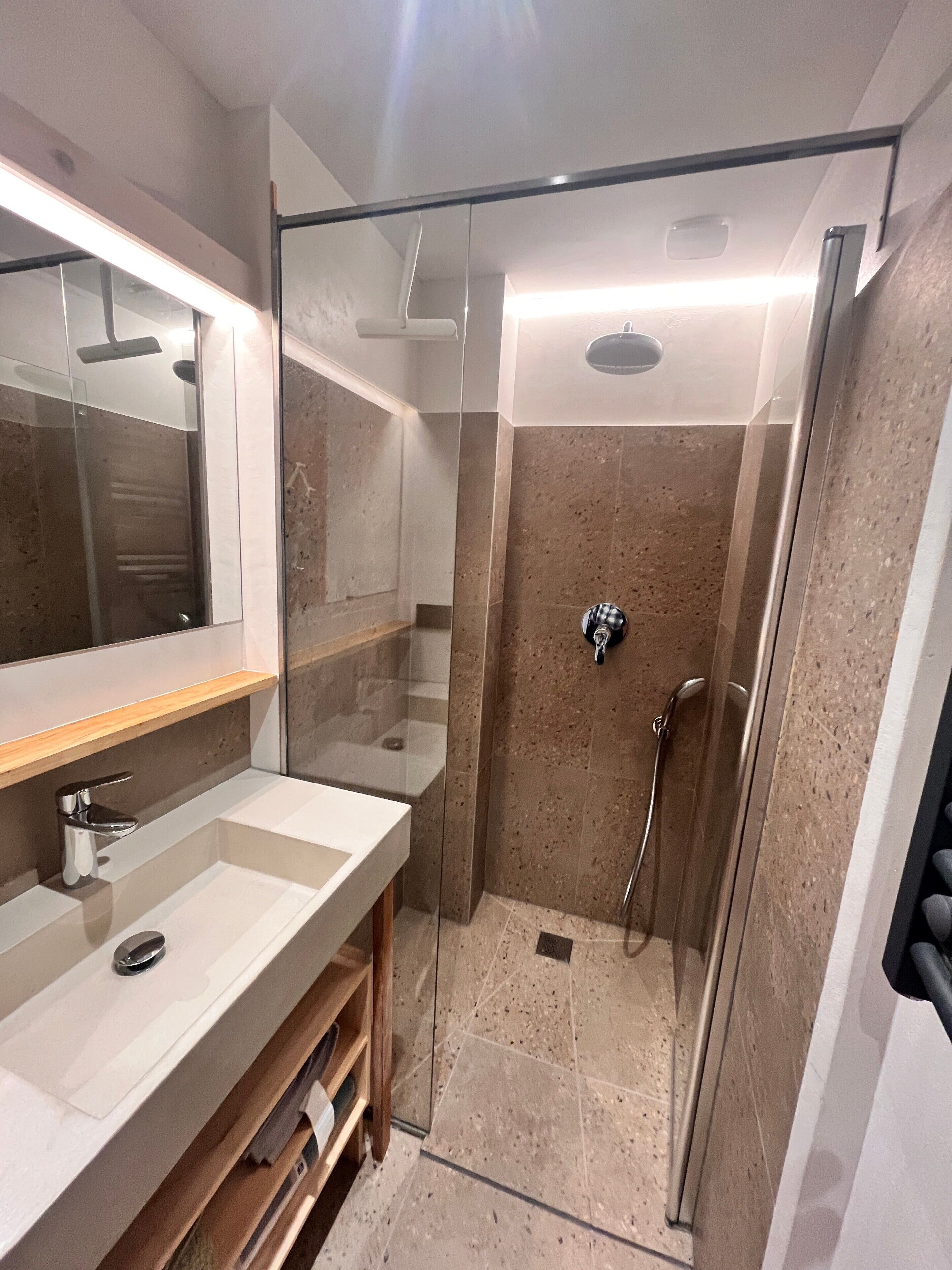 Shower, hair dryer, towels
