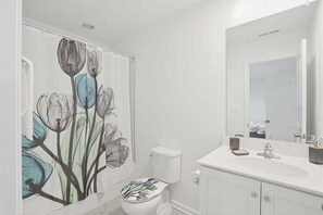Shower, hair dryer, towels - NEW! New 4BR Townhome Near Harpers Ferry (Charles Town)