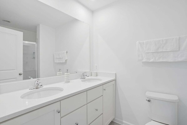 Shower, hair dryer, towels - NEW! New 4BR Townhome Near Harpers Ferry (Charles Town)