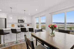 Dining - NEW! New 4BR Townhome Near Harpers Ferry (Charles Town)