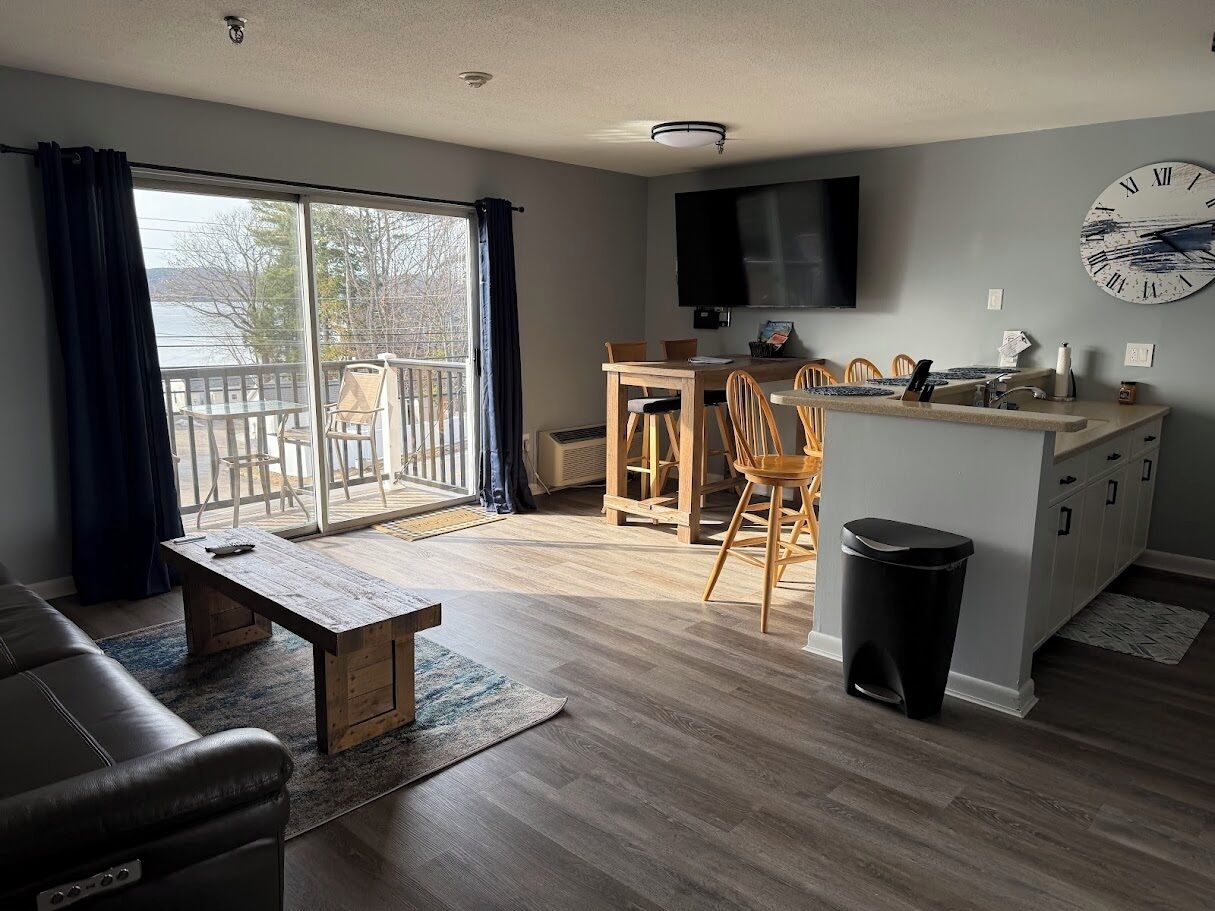 Standard Condo, Partial Lake View | Living area