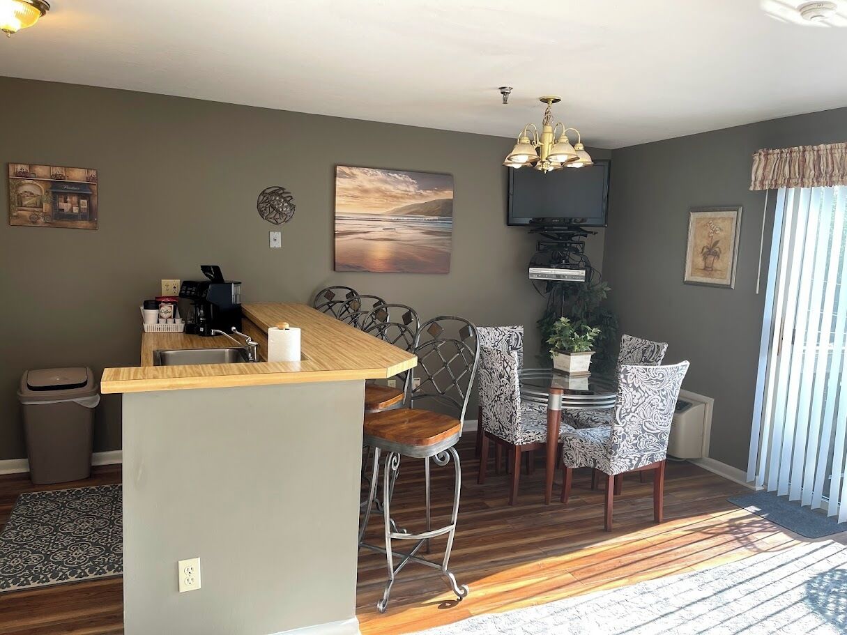 Comfort Condo, Partial Lake View | Tempat makan