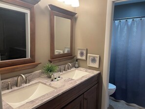 Condo Confort, vista parcial al lago | Baño