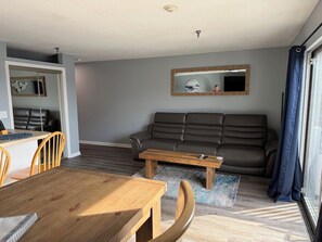 Apartamento estándar, vistas parciales al lago | Zona de estar