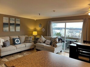 Condo Confort, vista parcial al lago | Área de sala de estar