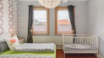 2 bedrooms, iron/ironing board, WiFi, bed sheets