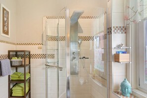 Dusche, Haartrockner, Handtücher