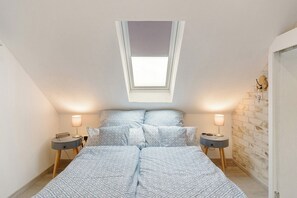 Iron/ironing board, WiFi, bed sheets - Holiday Home Kleine Remise – Modern Tiny House with Terrace and Garden (Langelsheim)