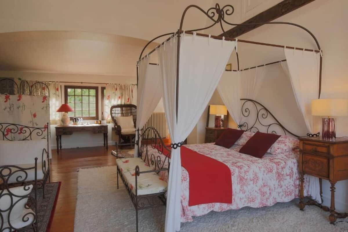 Habitación doble Deluxe, vista a la colina | Tabla de planchar con plancha y wifi gratis