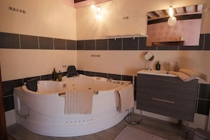 Kahden hengen comfort-huone, jokinäköala | Kylpyhuone