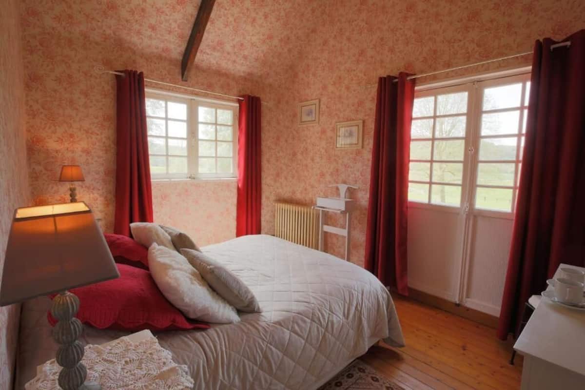 Habitación doble clásica, vista al río | Tabla de planchar con plancha y wifi gratis
