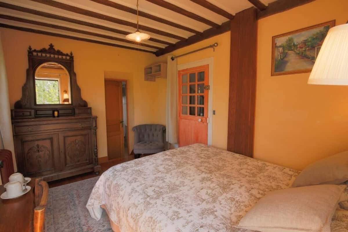 Habitación doble clásica, vista al río | Tabla de planchar con plancha y wifi gratis