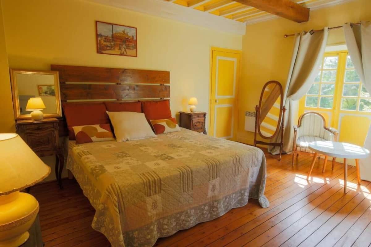 Habitación doble Confort, vista al río | Tabla de planchar con plancha y wifi gratis