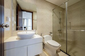 Bidet, Handtücher, Seife, Toilettenpapier