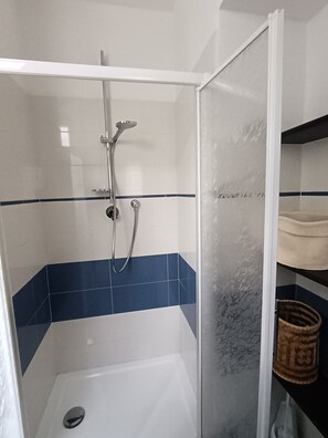 Secadora de cabello, bidet, toallas, jabón 