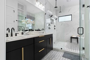 Shower, hair dryer, towels - NEW! Lakeview Luxe | Pool, Spa + Rooftop in Austin (Austin)
