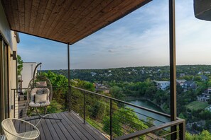 Property grounds - NEW! Lakeview Luxe | Pool, Spa + Rooftop in Austin (Austin)