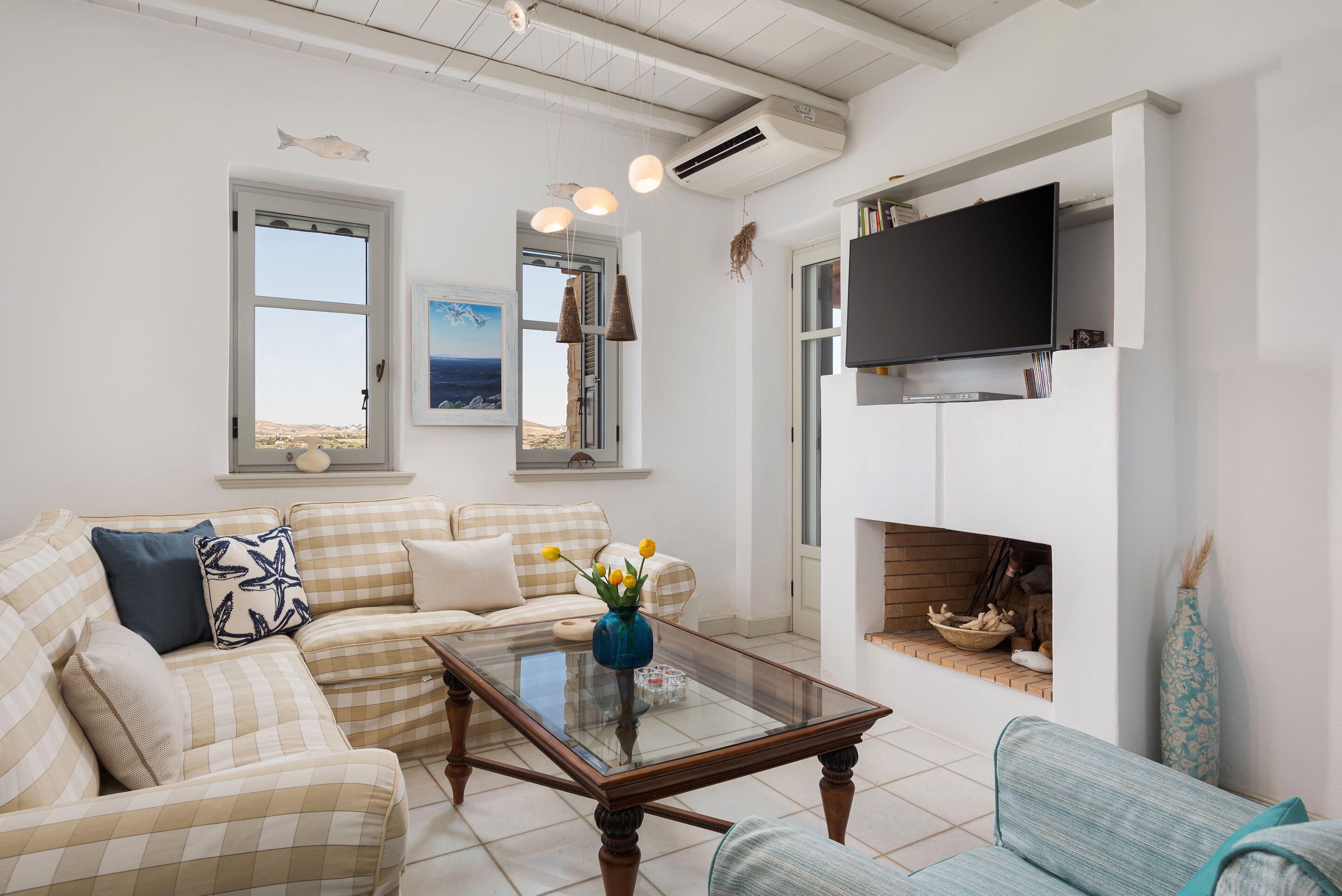 Deluxe-Villa | Wohnbereich | 45-Zoll-Smart-TV mit Digitalempfang, Kamin