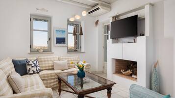 Deluxe-Villa | Wohnbereich | 45-Zoll-Smart-TV mit Digitalempfang, Kamin