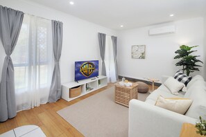 Smart TV - Furnished 3BR House | Huge Backyard | Weekly Stay Available (Hillcrest)