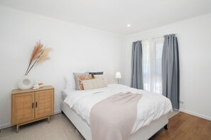 3 bedrooms, iron/ironing board, free WiFi, bed sheets - Furnished 3BR House | Huge Backyard | Weekly Stay Available (Hillcrest)