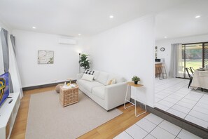 Smart TV - Furnished 3BR House | Huge Backyard | Weekly Stay Available (Hillcrest)